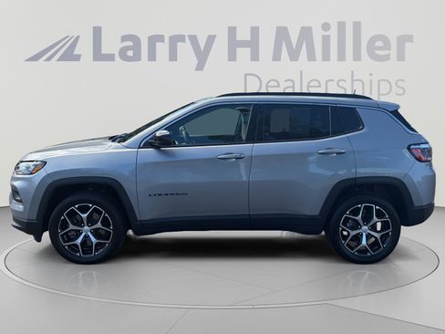Used 2024 Jeep Compass Latitude AWD/4WD image 2