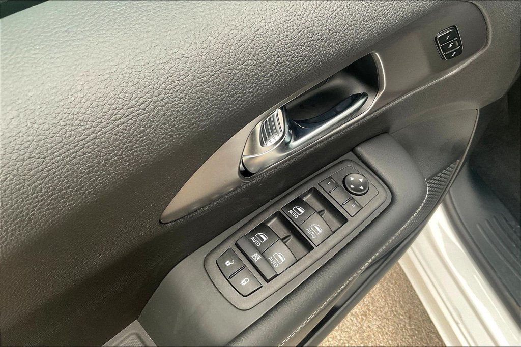 Used 2026 Chrysler Pacifica Select FWD image 19