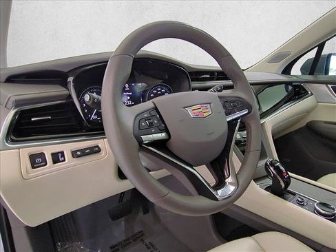 Used 2025 Cadillac XT6 Premium Luxury w/ Technology Package FWD image 10