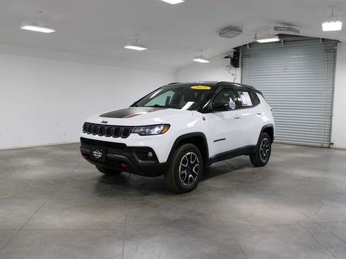 Used 2025 Jeep Compass Trailhawk image 4