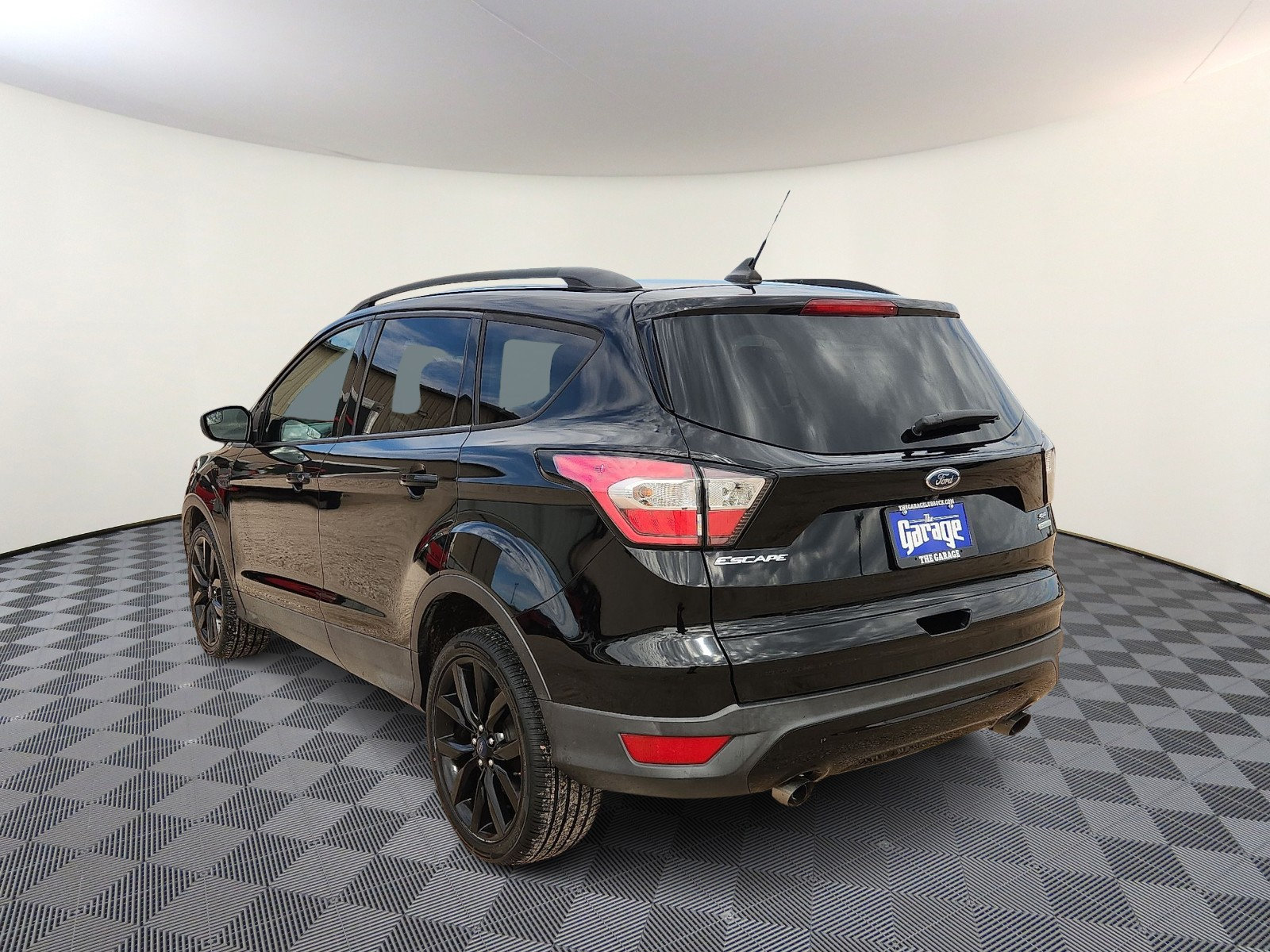 Used 2018 Ford Escape SE w/ SE Sport Appearance Package FWD image 3