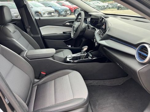 Used 2025 Chevrolet Trax LT FWD image 35