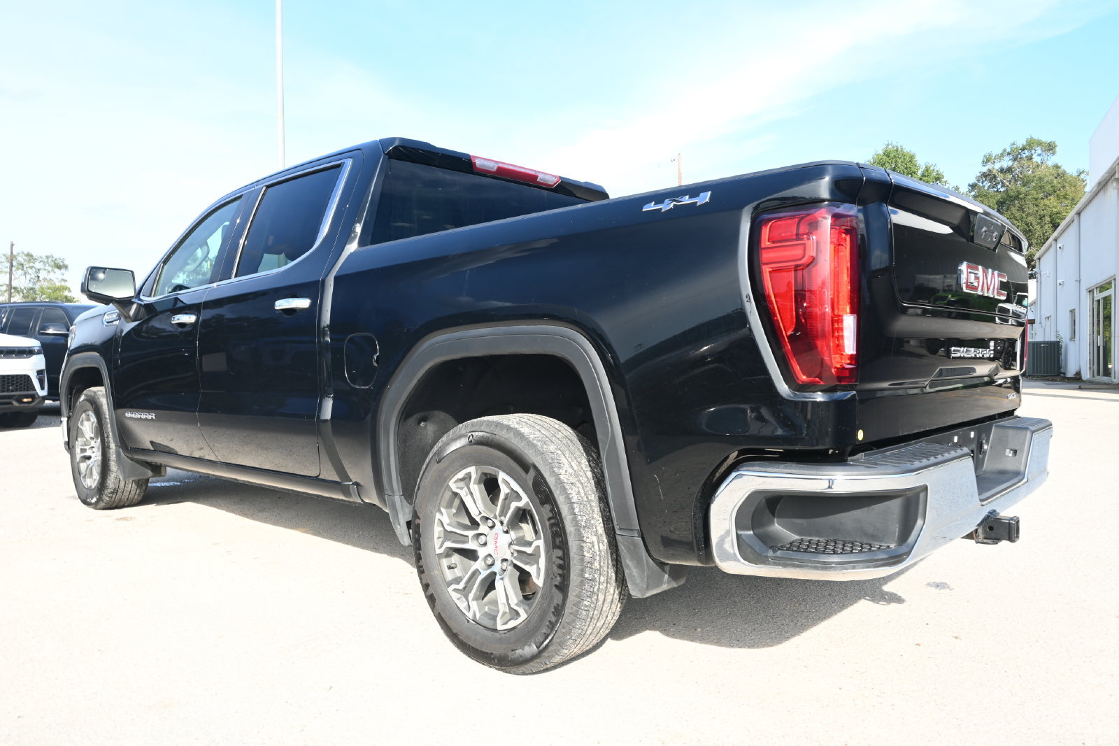 Used 2025 GMC Sierra 1500 SLT AWD/4WD image 4