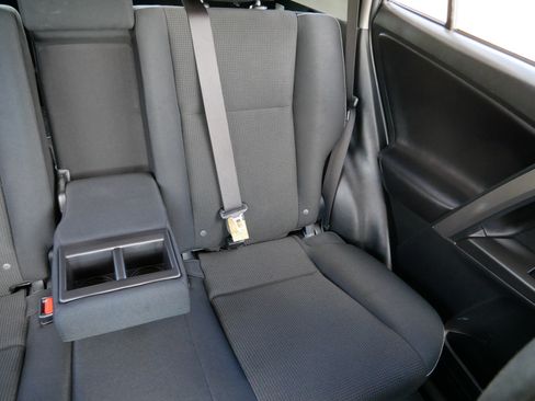 Used 2018 Toyota RAV4 XLE AWD/4WD image 14