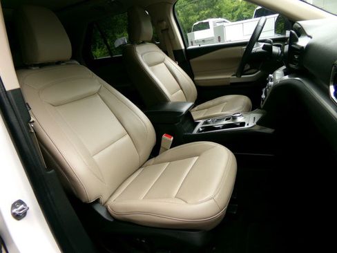 Used 2023 Ford Explorer XLT w/ Equipment Group 202A AWD/4WD image 11