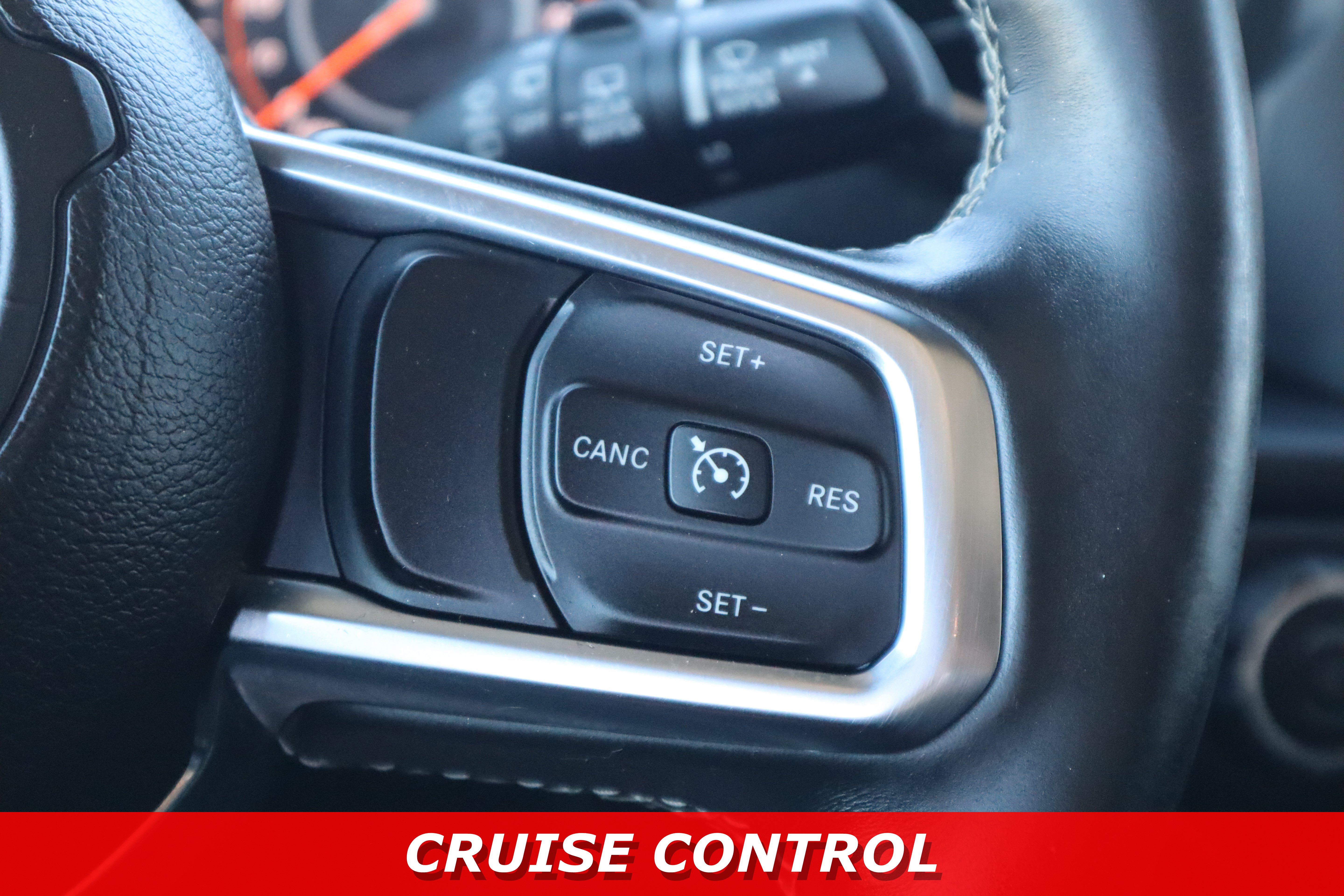 Used 2018 Jeep Wrangler Unlimited Sahara w/ Dual Top Group AWD/4WD image 17