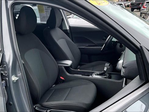 Used 2025 Hyundai Kona SEL image 11