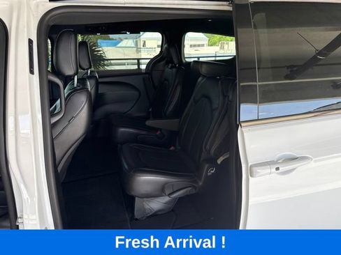 Used 2025 Chrysler Pacifica Select FWD image 3