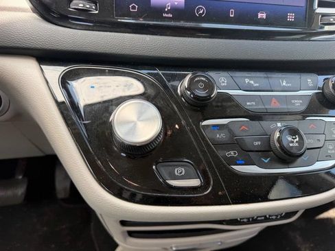 Used 2024 Chrysler Pacifica Touring-L FWD image 19