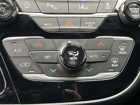 Used 2025 Chrysler Pacifica Select image 21