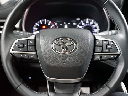 Certified 2024 Toyota Highlander XLE FWD image 12