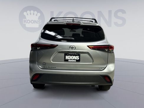 Used 2023 Toyota Highlander LE FWD image 11
