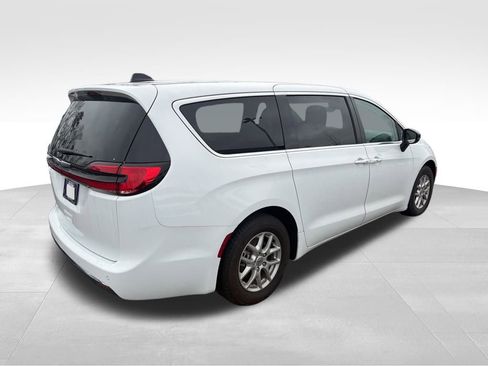 Used 2024 Chrysler Pacifica Touring-L image 5