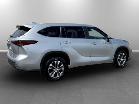Used 2024 Toyota Highlander XLE AWD/4WD image 7