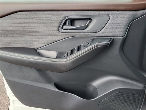 Used 2021 Nissan Rogue S image 10