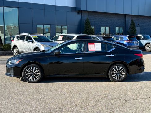 Used 2024 Nissan Altima 2.5 SV image 2