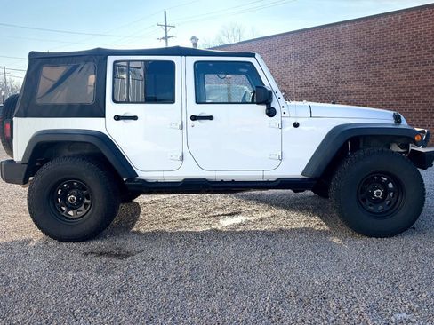 Used 2016 Jeep Wrangler Unlimited Sahara image 2
