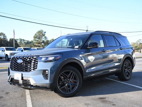 New 2026 Ford Explorer ST-Line w/ ST-Line Street Pack image 4
