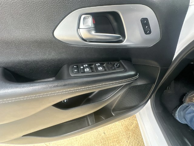 Used 2022 Chrysler Pacifica Touring-L w/ Uconnect Theater Family Group FWD image 17