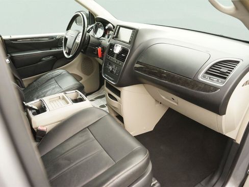 Used 2016 Chrysler Town & Country Touring FWD image 19
