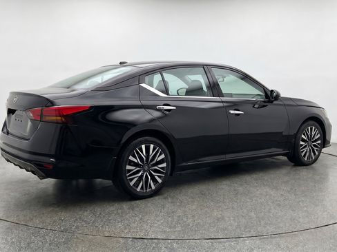 Used 2025 Nissan Altima 2.5 SV FWD image 9