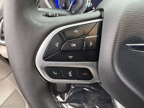 Used 2024 Chrysler Pacifica Touring-L image 23