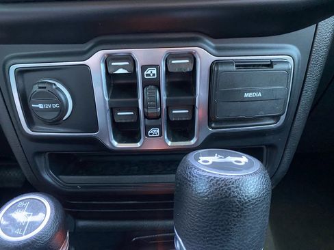 Used 2020 Jeep Wrangler Unlimited Sahara image 25