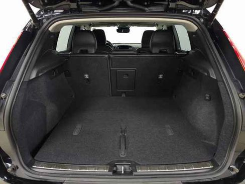 Certified 2023 Volvo XC40 B5 Plus w/ Protection Package Premier image 9