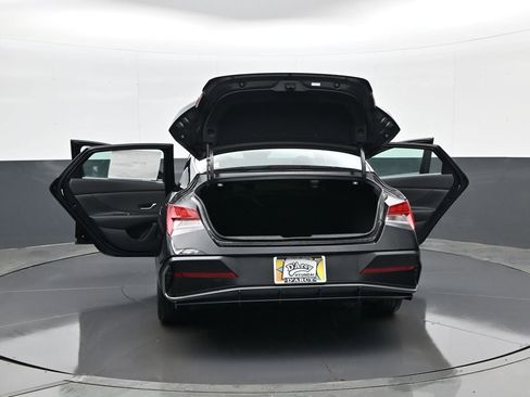 New 2026 Hyundai Elantra Limited image 32