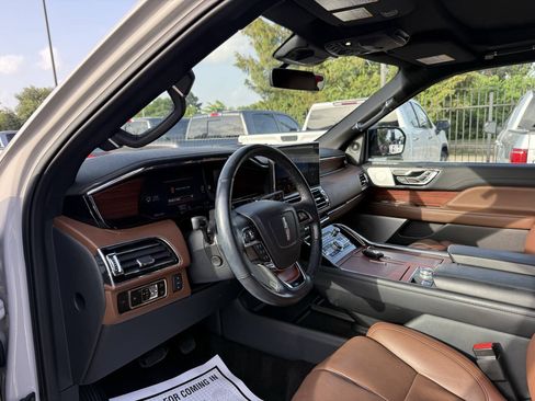 Used 2023 Lincoln Navigator Reserve AWD/4WD image 6