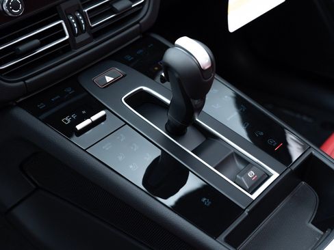 Certified 2025 Porsche Macan image 27