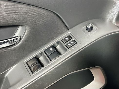 Used 2024 Nissan Frontier SL image 16