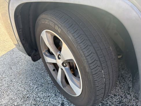 Used 2019 Jeep Cherokee Limited FWD image 14