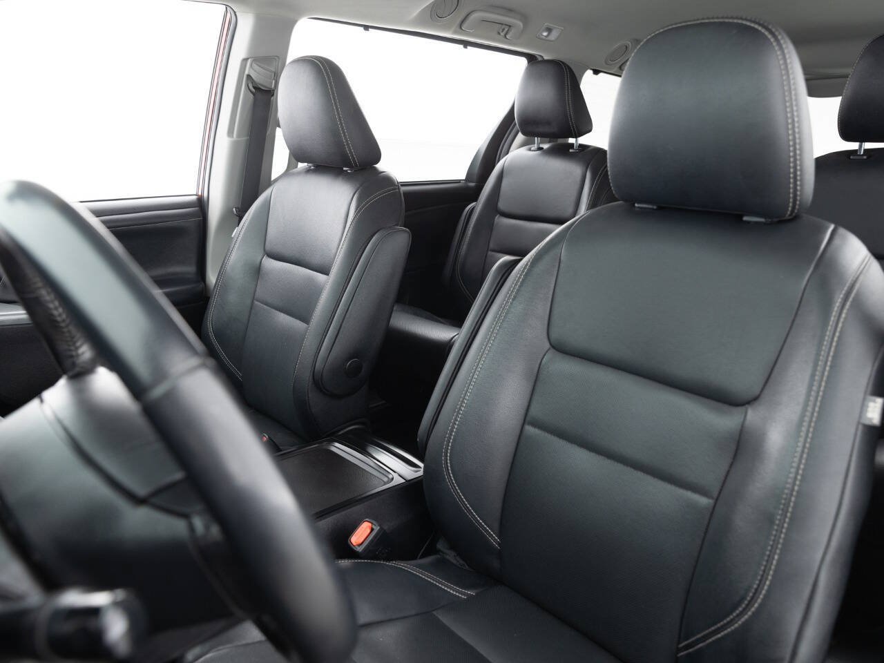 Used 2020 Toyota Sienna SE w/ Nightshade Edition AWD/4WD image 18