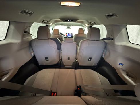 Used 2024 Toyota Sienna LE image 31