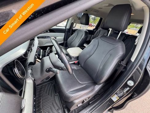 Used 2022 Kia Carnival EX FWD image 9