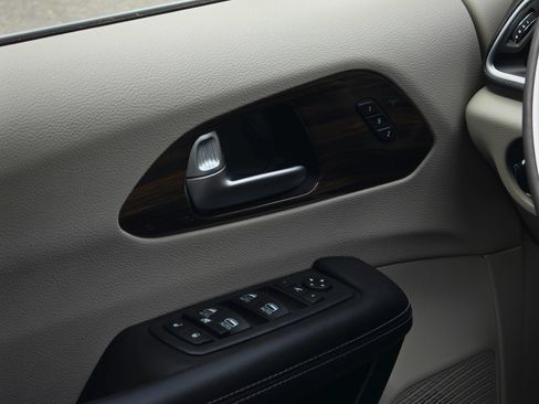 Used 2021 Chrysler Pacifica Limited FWD image 20