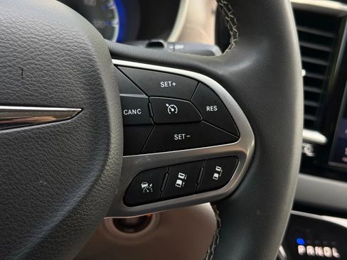 Used 2023 Chrysler Pacifica Touring-L FWD image 31