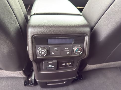 Certified 2023 GMC Acadia SLT w/ Preferred Package image 31