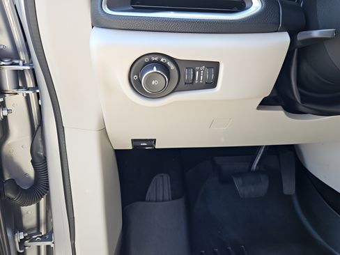 Used 2018 Chrysler Pacifica Limited FWD image 16