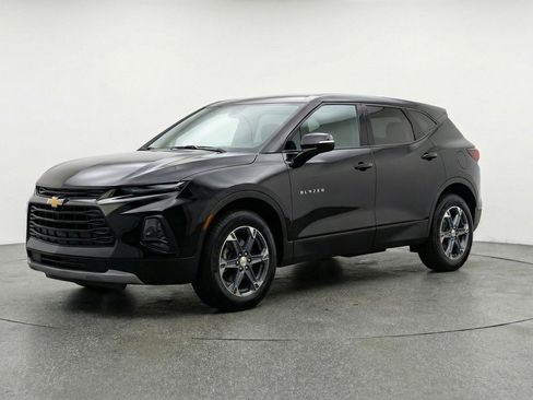 Used 2025 Chevrolet Blazer LT image 3