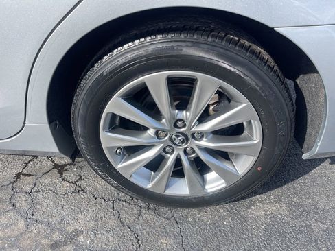 Used 2017 Toyota Camry XLE image 25