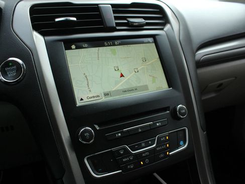 Used 2018 Ford Fusion SE FWD image 31