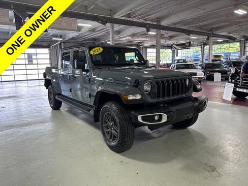 Used 2024 Jeep Gladiator Sport AWD/4WD image 7