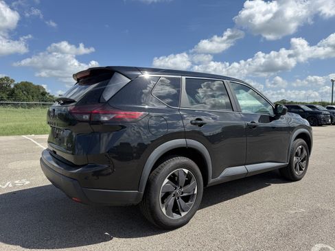 Used 2024 Nissan Rogue SV FWD image 2