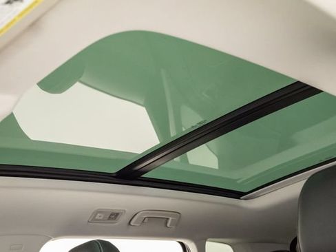 Used 2023 Volkswagen Taos SE w/ Panoramic Sunroof Package FWD image 9