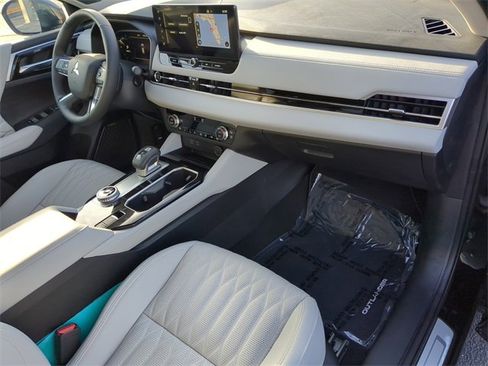 New 2025 Mitsubishi Outlander AWD image 15