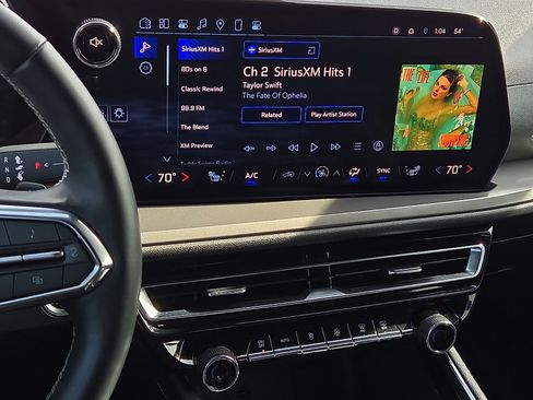 Used 2024 Chevrolet Traverse LT image 18