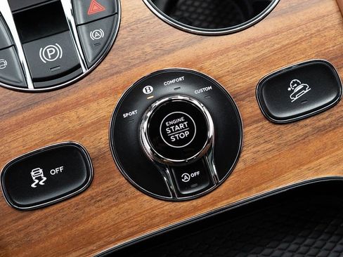 Certified 2025 Bentley Bentayga Extended Wheelbase AWD/4WD image 36