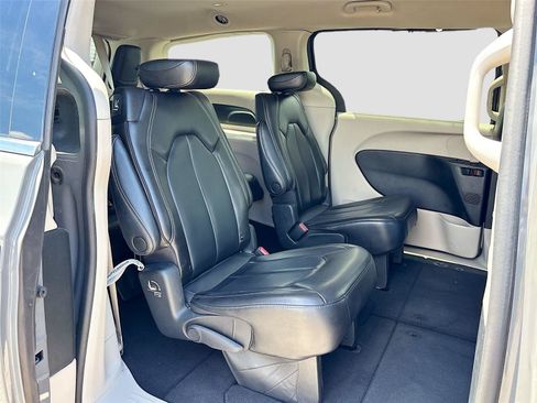 Used 2023 Chrysler Pacifica Touring-L FWD image 27